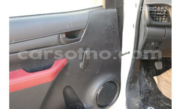 Sayi Imported Toyota Hilux White Mota in Import - Dubai a Maseru Sayi Imported Toyota Hilux White Mota in Import - Dubai a Maseru