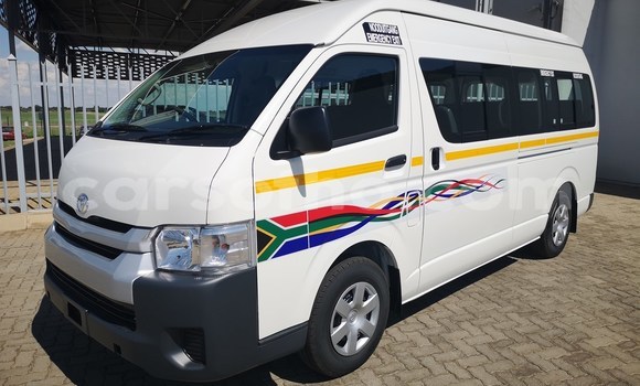 Sayi Na hannu Toyota HiAce White Babbar mota in Maseru a Maseru