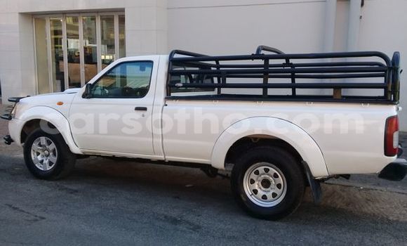 Sayi Na hannu Nissan NP 300 White Mota in Maputsoe a Leribe Sayi Na hannu Nissan NP 300 White Mota in Maputsoe a Leribe