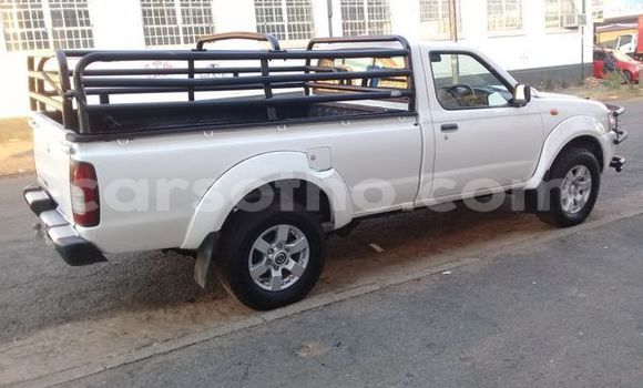 Sayi Na hannu Nissan NP 300 White Mota in Maputsoe a Leribe Sayi Na hannu Nissan NP 300 White Mota in Maputsoe a Leribe