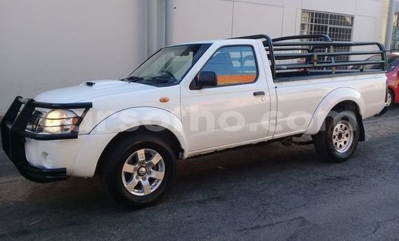 Sayi Na hannu Nissan NP 300 White Mota in Maputsoe a Leribe Sayi Na hannu Nissan NP 300 White Mota in Maputsoe a Leribe