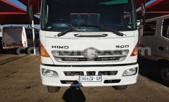 Buy Used Hino 300 Series White Truck in Maputsoa in Leribe Buy Used Hino 300 Series White Truck in Maputsoa in Leribe