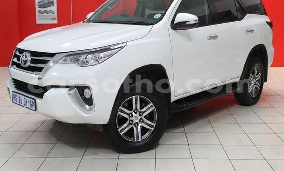 Sayi Na hannu Toyota Fortuner White Mota in Maseru a Maseru Sayi Na hannu Toyota Fortuner White Mota in Maseru a Maseru