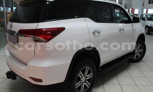 Sayi Na hannu Toyota Fortuner White Mota in Maseru a Maseru Sayi Na hannu Toyota Fortuner White Mota in Maseru a Maseru