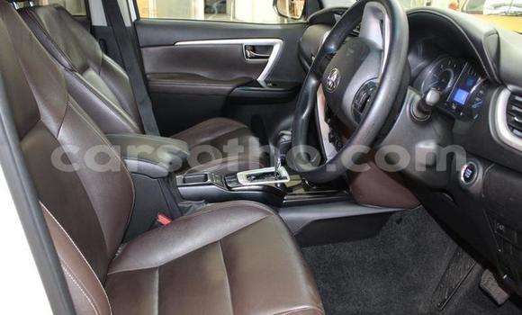 Sayi Na hannu Toyota Fortuner White Mota in Maseru a Maseru Sayi Na hannu Toyota Fortuner White Mota in Maseru a Maseru