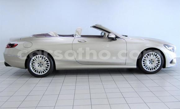 Sayi Na hannu Mercedes-Benz S–Class Silver Mota in Maseru a Maseru Sayi Na hannu Mercedes-Benz S–Class Silver Mota in Maseru a Maseru