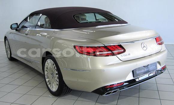 Sayi Na hannu Mercedes-Benz S–Class Silver Mota in Maseru a Maseru Sayi Na hannu Mercedes-Benz S–Class Silver Mota in Maseru a Maseru