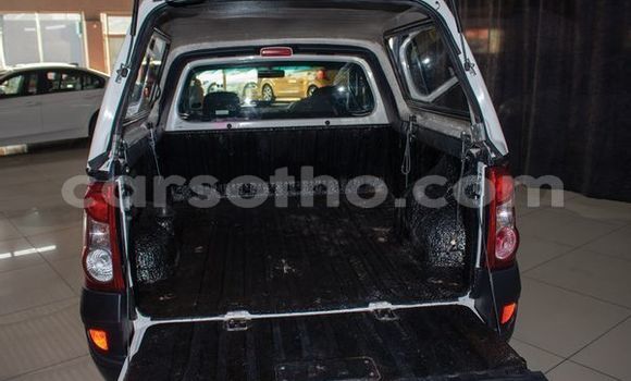 Buy Used Nissan NP 300 White Car in Maputsoe in Leribe Buy Used Nissan NP 300 White Car in Maputsoe in Leribe