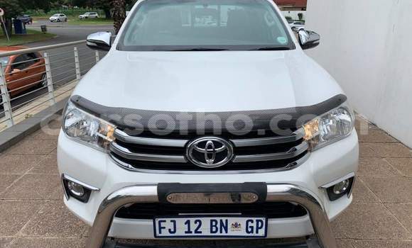 Sayi Na hannu Toyota Hilux White Mota in Maseru a Maseru Sayi Na hannu Toyota Hilux White Mota in Maseru a Maseru
