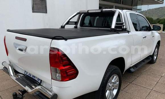 Sayi Na hannu Toyota Hilux White Mota in Maseru a Maseru Sayi Na hannu Toyota Hilux White Mota in Maseru a Maseru