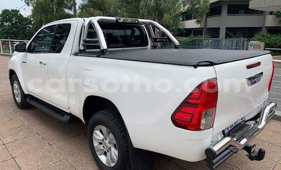 Sayi Na hannu Toyota Hilux White Mota in Maseru a Maseru Sayi Na hannu Toyota Hilux White Mota in Maseru a Maseru