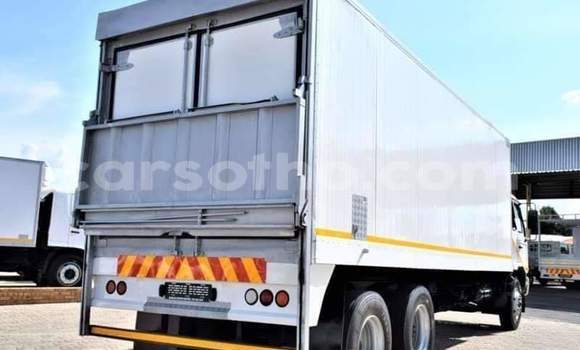 Sayi Na hannu Nissan UD White Babbar mota in Thaba–Tseka a Mafeteng Sayi Na hannu Nissan UD White Babbar mota in Thaba–Tseka a Mafeteng