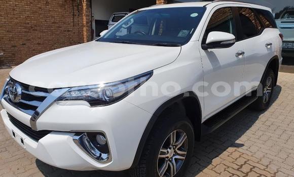 Sayi Na hannu Toyota Fortuner White Mota in Qacha's Nek a Quthing Sayi Na hannu Toyota Fortuner White Mota in Qacha's Nek a Quthing