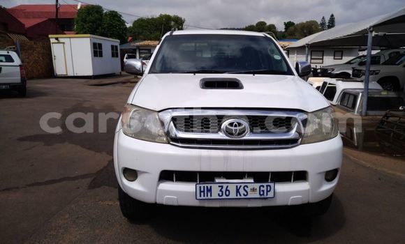 Sayi Na hannu Toyota Hilux White Mota in Maseru a Maseru Sayi Na hannu Toyota Hilux White Mota in Maseru a Maseru
