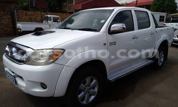 Sayi Na hannu Toyota Hilux White Mota in Maseru a Maseru Sayi Na hannu Toyota Hilux White Mota in Maseru a Maseru