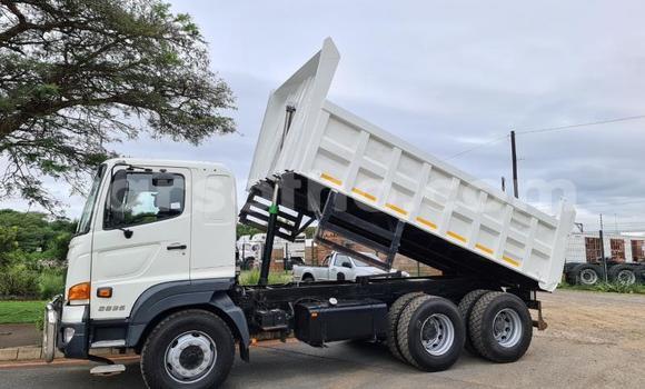 Sayi Na hannu Hino 300 Series White Babbar mota in Maputsoa a Leribe Sayi Na hannu Hino 300 Series White Babbar mota in Maputsoa a Leribe