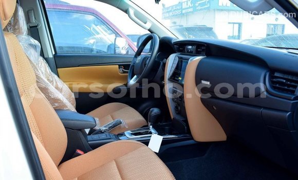 Acheter Import Voiture Toyota Fortuner Blanc à Import - Dubai, Maseru Acheter Import Voiture Toyota Fortuner Blanc à Import - Dubai, Maseru