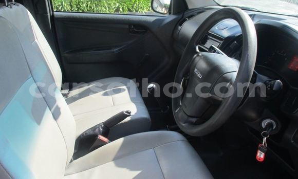 Buy Used Isuzu KB White Car in Hlotse in Leribe Buy Used Isuzu KB White Car in Hlotse in Leribe