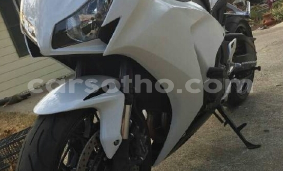 Sayi Imported Honda CBR 1000 RR White Motsi in Butha Buthe a Butha-Buthe Sayi Imported Honda CBR 1000 RR White Motsi in Butha Buthe a Butha-Buthe