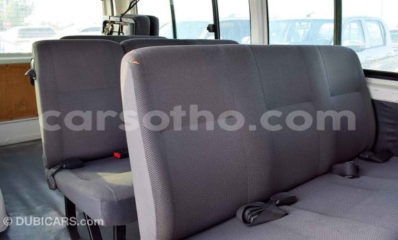 Sayi Imported Toyota Hiace White Mota in Import - Dubai a Maseru Sayi Imported Toyota Hiace White Mota in Import - Dubai a Maseru