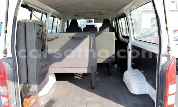 Sayi Imported Toyota Hiace White Mota in Import - Dubai a Maseru Sayi Imported Toyota Hiace White Mota in Import - Dubai a Maseru