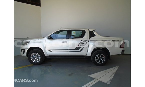 Sayi Imported Toyota Hilux White Mota in Import - Dubai a Maseru Sayi Imported Toyota Hilux White Mota in Import - Dubai a Maseru