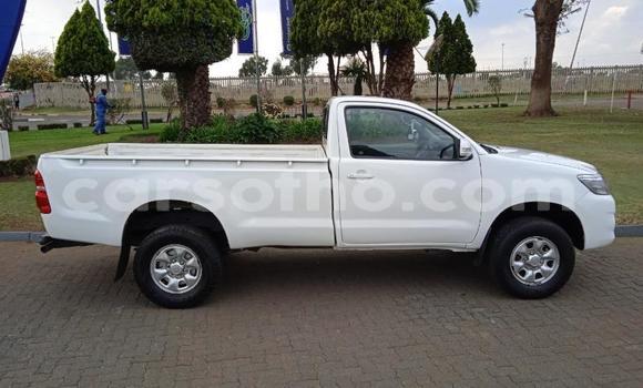 Sayi Na hannu Toyota Hilux White Mota in Maseru a Maseru Sayi Na hannu Toyota Hilux White Mota in Maseru a Maseru