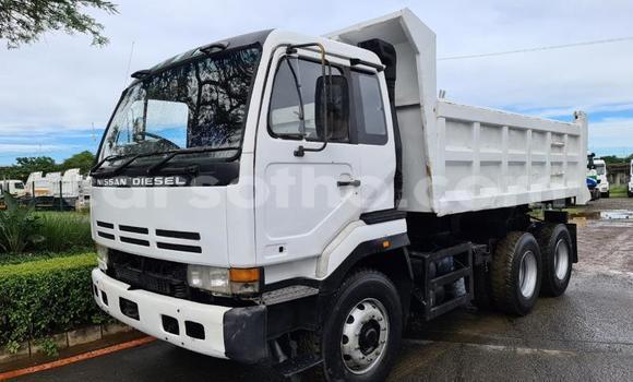 Sayi Na hannu Nissan UD White Babbar mota in Butha–Buthe a Thaba-Tseka Sayi Na hannu Nissan UD White Babbar mota in Butha–Buthe a Thaba-Tseka