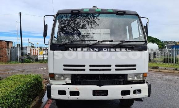 Sayi Na hannu Nissan UD White Babbar mota in Butha–Buthe a Thaba-Tseka Sayi Na hannu Nissan UD White Babbar mota in Butha–Buthe a Thaba-Tseka