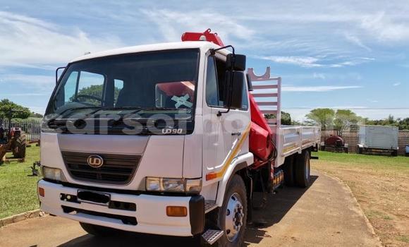 اشتري مستعمل Nissan UD White شاحنة في Butha–Buthe في Thaba-Tseka
