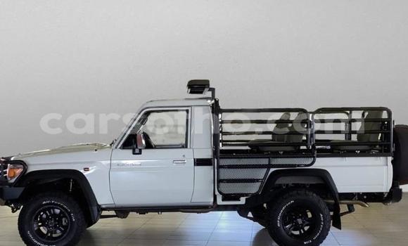 Sayi Na hannu Toyota Land Cruiser White Mota in Maseru a Maseru Sayi Na hannu Toyota Land Cruiser White Mota in Maseru a Maseru