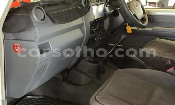 Sayi Na hannu Toyota Land Cruiser White Mota in Maseru a Maseru Sayi Na hannu Toyota Land Cruiser White Mota in Maseru a Maseru