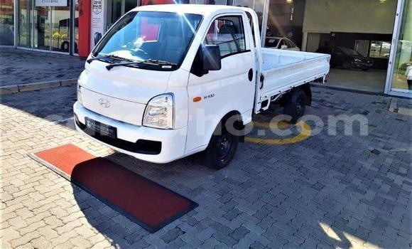 Sayi Na hannu Hyundai H1 White Mota in Maseru a Maseru Sayi Na hannu Hyundai H1 White Mota in Maseru a Maseru
