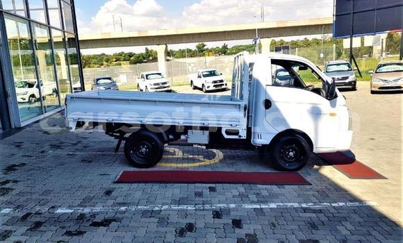 Sayi Na hannu Hyundai H1 White Mota in Maseru a Maseru Sayi Na hannu Hyundai H1 White Mota in Maseru a Maseru