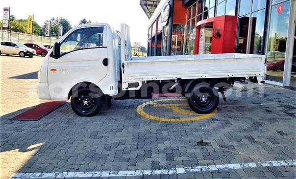 Sayi Na hannu Hyundai H1 White Mota in Maseru a Maseru Sayi Na hannu Hyundai H1 White Mota in Maseru a Maseru