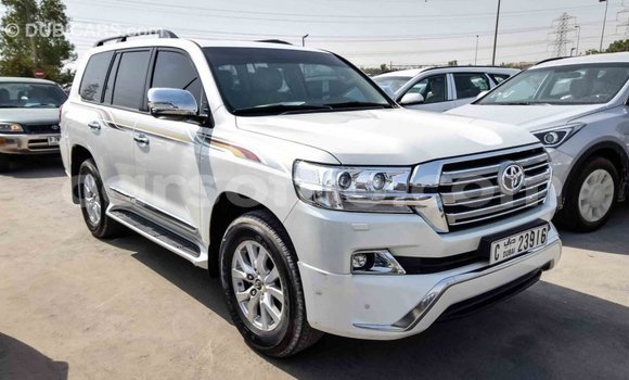 Sayi Imported Toyota Land Cruiser White Mota in Import - Dubai a Maseru Sayi Imported Toyota Land Cruiser White Mota in Import - Dubai a Maseru