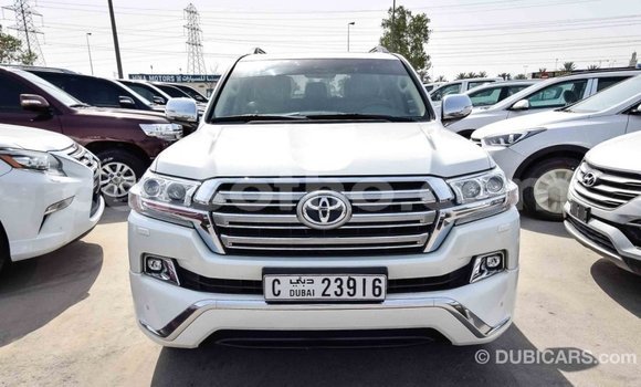 Sayi Imported Toyota Land Cruiser White Mota in Import - Dubai a Maseru Sayi Imported Toyota Land Cruiser White Mota in Import - Dubai a Maseru