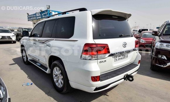 Sayi Imported Toyota Land Cruiser White Mota in Import - Dubai a Maseru Sayi Imported Toyota Land Cruiser White Mota in Import - Dubai a Maseru