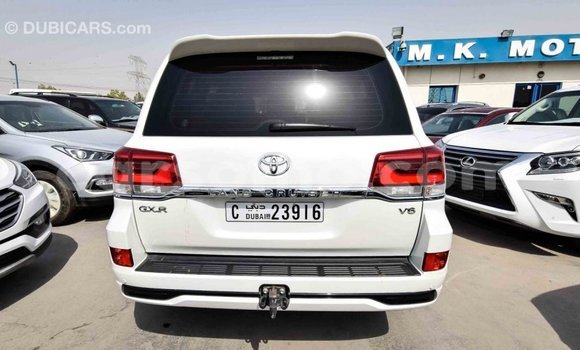 Sayi Imported Toyota Land Cruiser White Mota in Import - Dubai a Maseru Sayi Imported Toyota Land Cruiser White Mota in Import - Dubai a Maseru