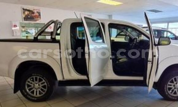 Sayi Na hannu Toyota Hilux White Mota in Maseru a Maseru Sayi Na hannu Toyota Hilux White Mota in Maseru a Maseru