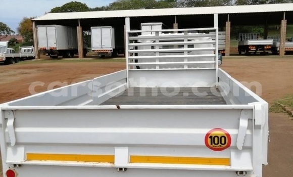 Sayi Na hannu Nissan Urvan White Mota in Maseru a Maseru Sayi Na hannu Nissan Urvan White Mota in Maseru a Maseru