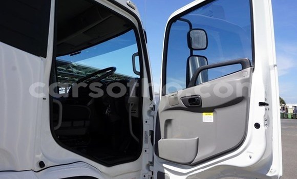 Sayi Na hannu Nissan UD White Babbar mota in Butha–Buthe a Thaba-Tseka Sayi Na hannu Nissan UD White Babbar mota in Butha–Buthe a Thaba-Tseka