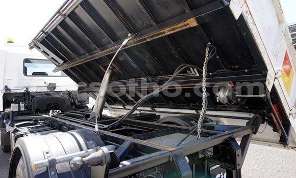 Sayi Na hannu Nissan UD White Babbar mota in Butha–Buthe a Thaba-Tseka Sayi Na hannu Nissan UD White Babbar mota in Butha–Buthe a Thaba-Tseka