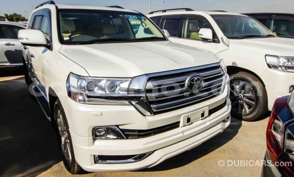 Sayi Imported Toyota Land Cruiser White Mota in Import - Dubai a Maseru Sayi Imported Toyota Land Cruiser White Mota in Import - Dubai a Maseru