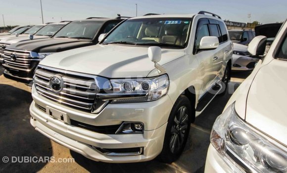 Sayi Imported Toyota Land Cruiser White Mota in Import - Dubai a Maseru Sayi Imported Toyota Land Cruiser White Mota in Import - Dubai a Maseru