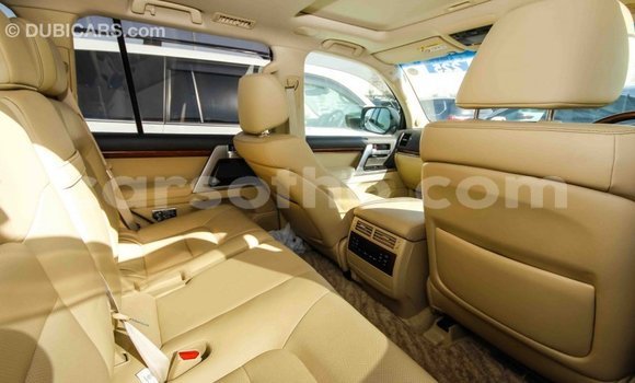 Sayi Imported Toyota Land Cruiser White Mota in Import - Dubai a Maseru Sayi Imported Toyota Land Cruiser White Mota in Import - Dubai a Maseru