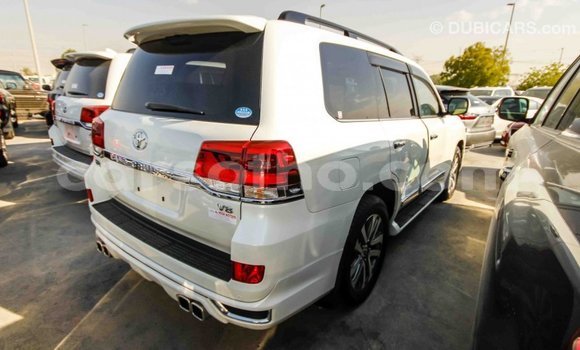 Sayi Imported Toyota Land Cruiser White Mota in Import - Dubai a Maseru Sayi Imported Toyota Land Cruiser White Mota in Import - Dubai a Maseru