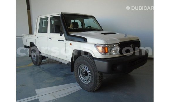 Sayi Imported Toyota Land Cruiser White Mota in Import - Dubai a Maseru Sayi Imported Toyota Land Cruiser White Mota in Import - Dubai a Maseru