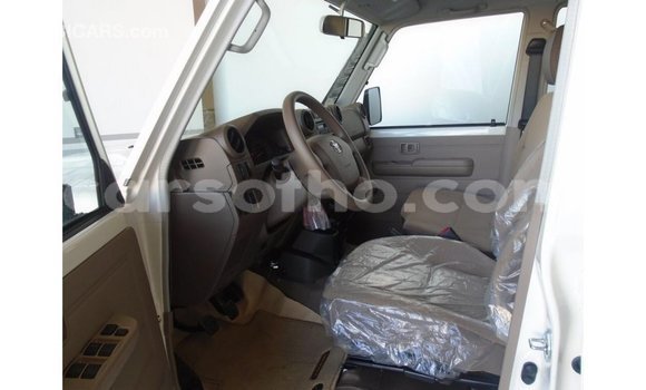 Sayi Imported Toyota Land Cruiser White Mota in Import - Dubai a Maseru Sayi Imported Toyota Land Cruiser White Mota in Import - Dubai a Maseru
