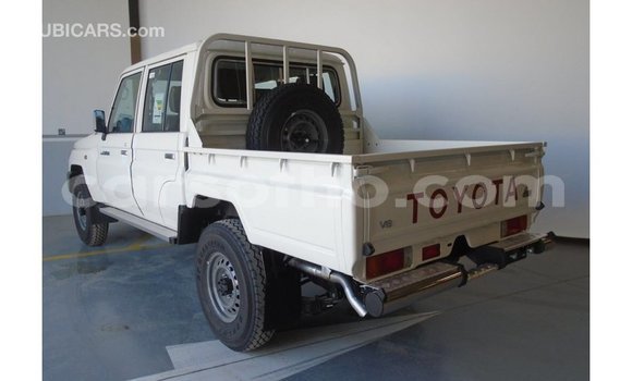Sayi Imported Toyota Land Cruiser White Mota in Import - Dubai a Maseru Sayi Imported Toyota Land Cruiser White Mota in Import - Dubai a Maseru